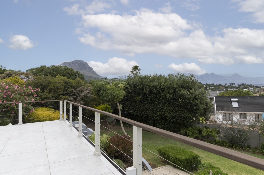 To Let 4 Bedroom Property for Rent in Heldervue Western Cape